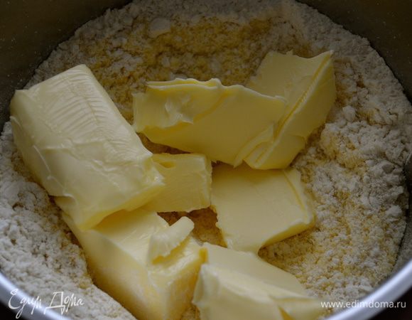 Положить кусочки сливочного масла. При очередном перемешивании ингредиентов получим крошку, напоминающую "мокрый песок".    