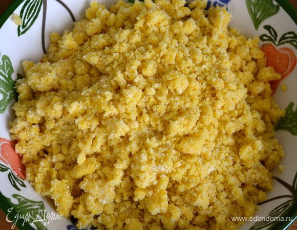 Полученную крошку я пересыпала в большую миску, чтобы было удобнее поделить ее на две формы...