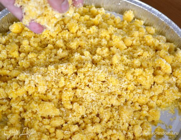 Очень удобно использовать при приготовлении этого десерта одноразовые алюминиевые формы для кростаты (диаметром 28 см). Они широкого размера с невысокими бортиками. Если подобную форму Вам найти не удалось, можно воспользоваться обыкновенно разъемной... Необходимо только учитывать, что пирог должен быть НЕВЫСОКИМ!!!!! 1-1,5 см в высоту - не больше... )) 