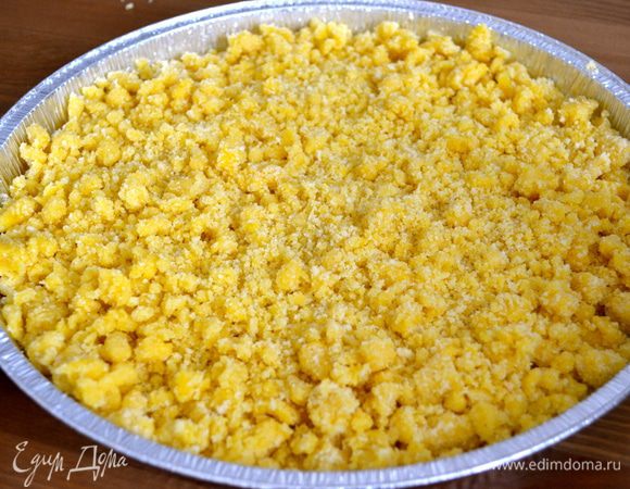 Итак, руками наносим крошку по всему размеру формы. Просто стараемся создать слой крошки, чтобы не просвечивалось дно формы... Полученную массу не придавливать руками, а оставить лежать, как есть...  