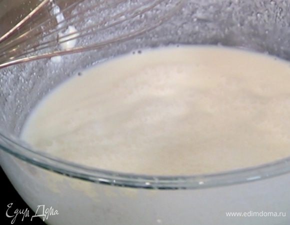 К творогу влить 350–400 мл воды и взбить миксером в однородную массу.