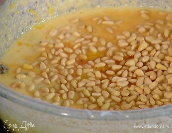 Добавить сахар, изюм, поленту, цедру лимона, кедровые орехи, мускатный орех, влить коньяк, ванильный экстракт и все перемешать.