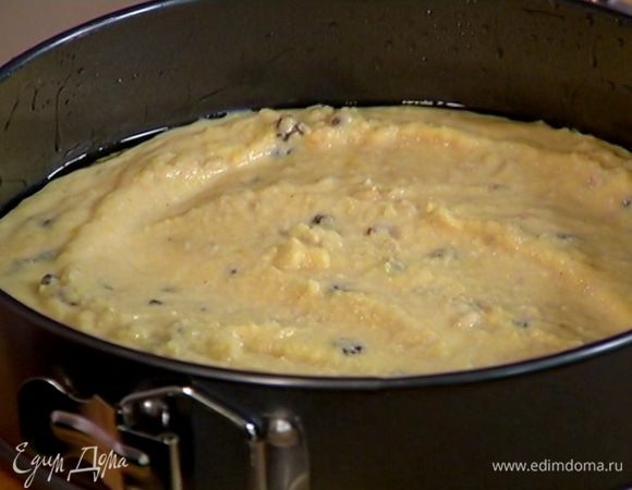 Большую разъемную форму для выпечки смазать оливковым маслом и вылить тесто.