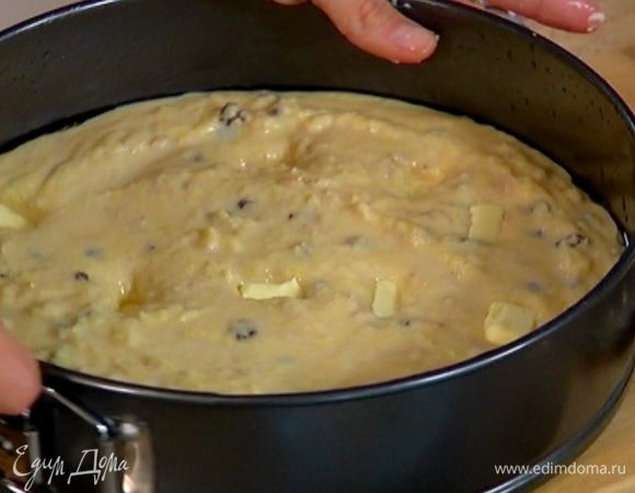 Сливочное масло нарезать маленькими кубиками, разложить сверху на тесто и утопить их.