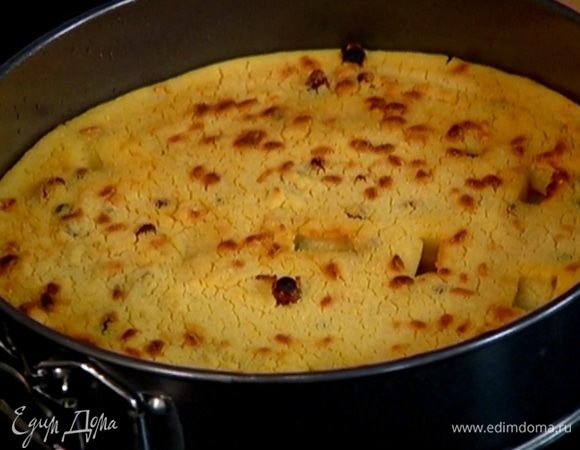 Выпекать пирог в разогретой духовке 35–40 минут.