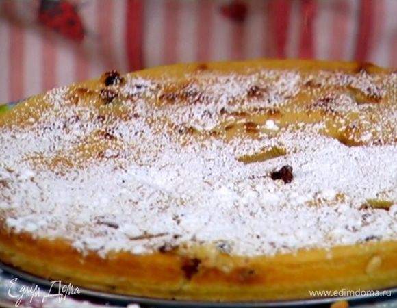 Готовый пирог остудить и посыпать сахарной пудрой.