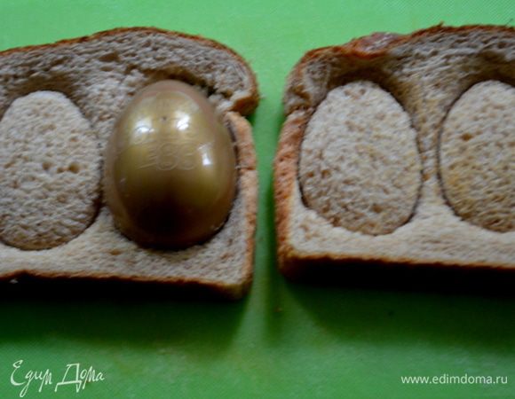 Хлеб подсушим в тосторе. Поскольку это канапе я вырезала формочкой  в виде яйца хлеб. Тонко порежем семгу.