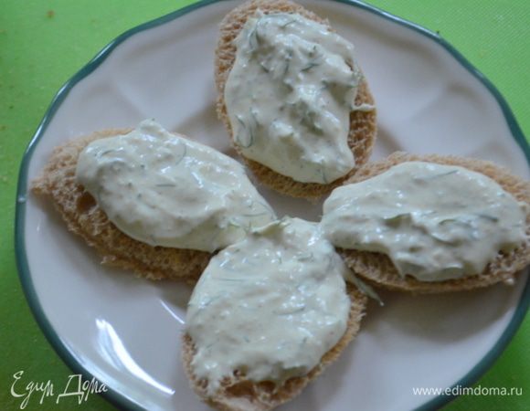 Смешаем сметану с укропом, горчицей и хреном. Вылоржим на наши крекеры или хлеб.