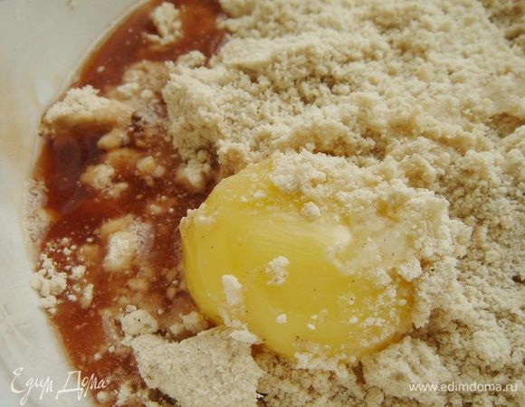 В миске смешайте муку, сахар, соль и специи по вкусу. Масло нарежьте на кусочки и разотрите с мучной смесью в крошку. Добавьте желток, вино и замесите мягкое тесто. При необходимости можно добавить холодной воды. Тесто скатайте в шар и уберите в холодильник на 1–2 часа.