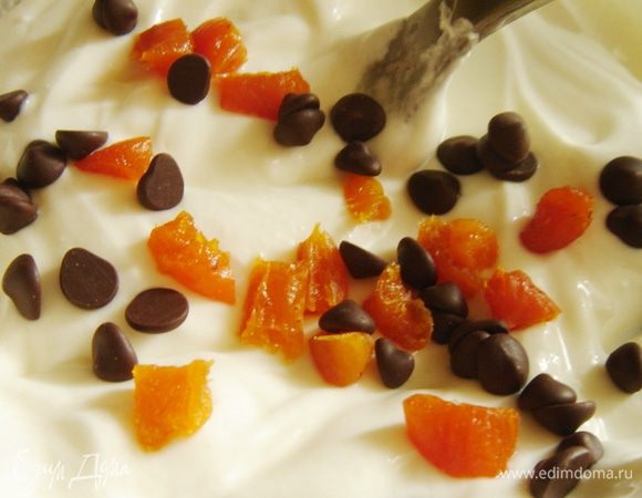 Для начинки смешайте протертую риккоту с сахарной пудрой и цукатами, также уберите в холодильник.