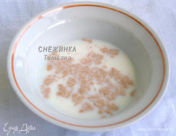 Молоко немного нагреваем, добавляем сахар и крошим в него дрожжи. Оставляем на 10 минут, до появления «шапочки».