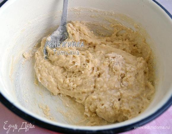 В опару кладём половину яично-масляной массы. Перемешиваем. Затем просеиваем туда же половину муки. Перемешиваем.