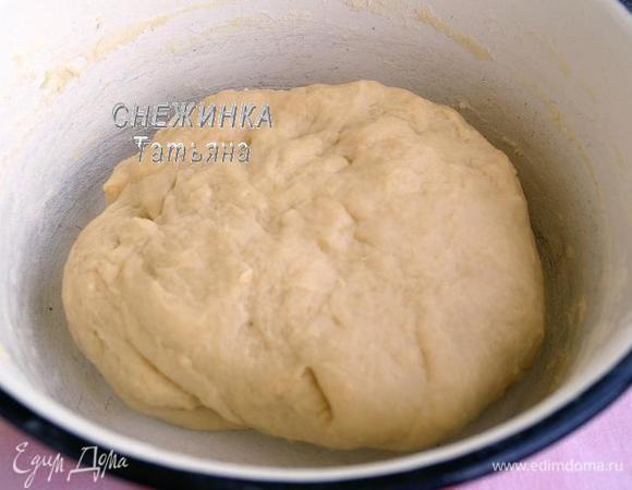 Теперь выливаем оставшуюся яично-масляную массу, добавляем соль, и постепенно просеиваем оставшуюся муку. Вымешиваем тесто до эластичности.