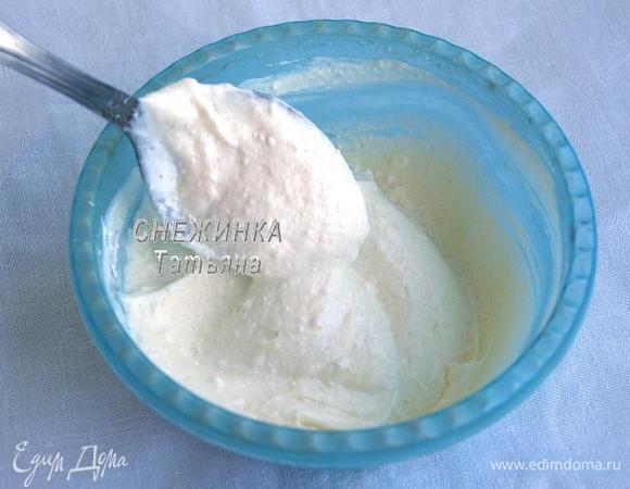 Готовим начинку. Растапливаем сливочное масло. В горячее масло добавляем сахар, размешиваем. Теперь кладём муку, перемешиваем до однородности. Добавляем сметану и хорошо вымешиваем.