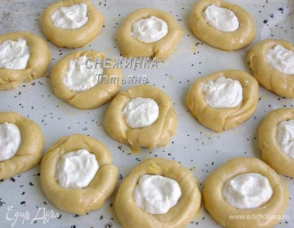 В центр раскладываем начинку. 