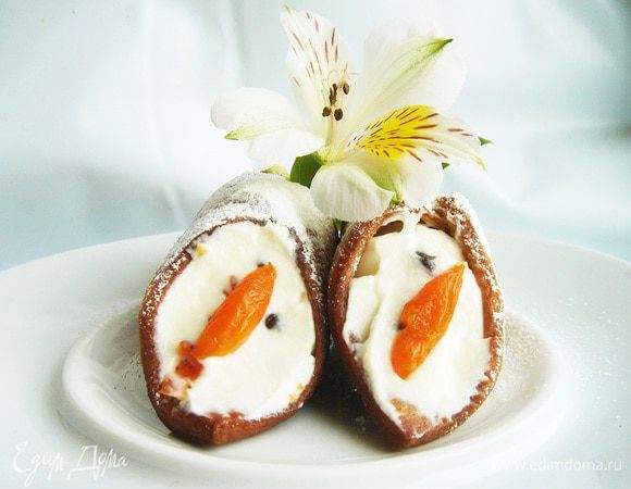 В кастрюле разогрейте растительное масло. Опустите в масло по 2 трубочки и обжаривайте до золотистого цвета также, как хворост. Готовые хрустящие трубочки выложите на салфетку и дайте немного остыть. Затем аккуратно снимите канноли с формы. Форму можно использовать повторно. Перед подачей канноли наполните кремом и украсьте цукатами или половинкой десертной вишни, посыпьте сахарной пудрой. Приятного чаепития!