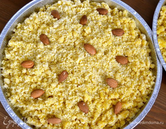 Сверху украсить неочищенным миндалем....