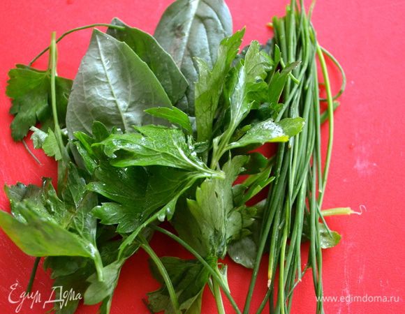 Выбранные вами ароматические травки помыть и просушить. 