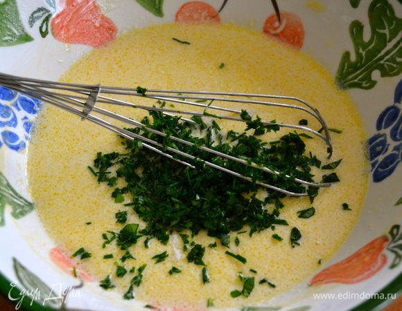 Приготовить тесто для блинчиков. В миске смешать яйца с мукой, развести молоком, посолить и добавить половину растопленного сливочного масла (30 г). Положить в тесто рубленную зелень и перемешать. Тесто получилось достаточно жидким. 