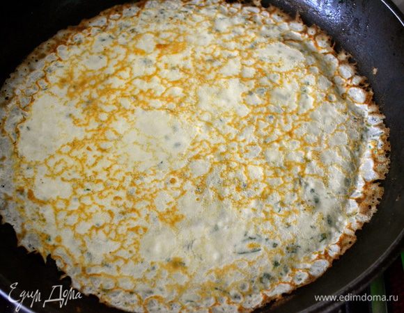 Испечь тонкие блинчики... Из этого количества продуктов у меня получилось 10 блинчиков.  