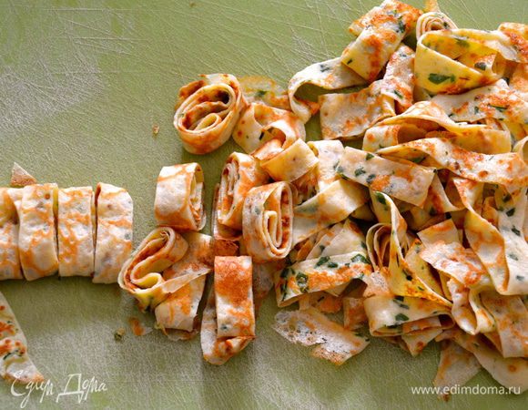 Готовые блинчики скрутить трубочкой и нарезать тальятелле... Наподобие как бы вы нарезали обыкновенную домашнюю лапшу.