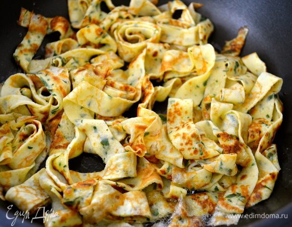 В сковороде разогреть оставшееся сливочное масло, выложить тальятелле. 