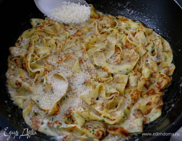 Добавить сливки, осторожно помешивая, слегка уварить соус... Немного посолить. Посыпать тертым сыром.