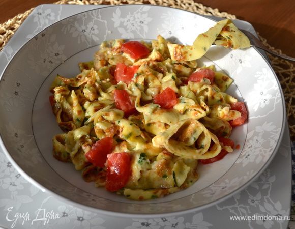 Разложить по тарелкам, добавить кусочки помидора, посыпать, при желании еще немного сыром, и подавать!!! Buon appetito! 