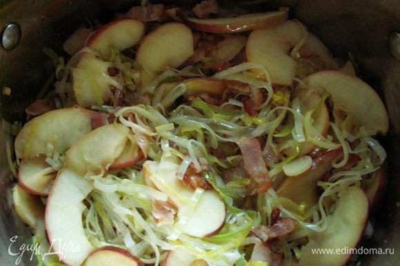 Обжариваем бекон на сковороде с маслом до хрустящей корочки. Достаем бекон и на этой же сковороде обжариваем вместе лук и яблоки несколько минут. Смешиваем бекон с яблоками и луком и немного остужаем.
