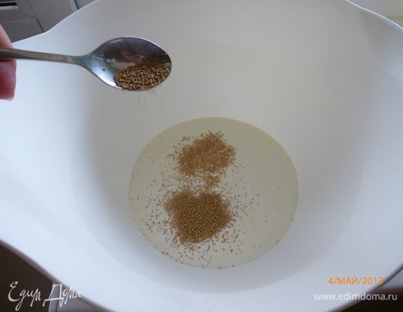 В теплые сливки добавляем сахар и дрожжи и оставляем на 10 минут, активируем дрожжи.