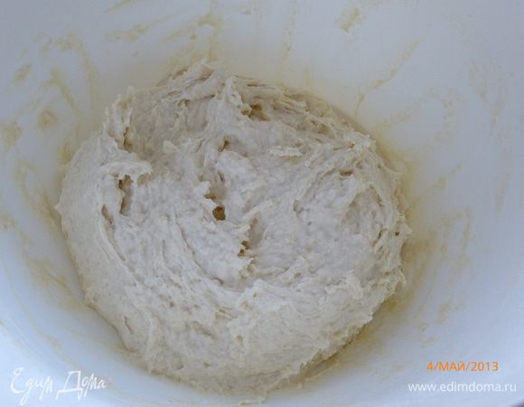 Через 10 минут просеиваем муку, хорошо вымешиваем. Оставляем опару в теплом месте на 3 часа.