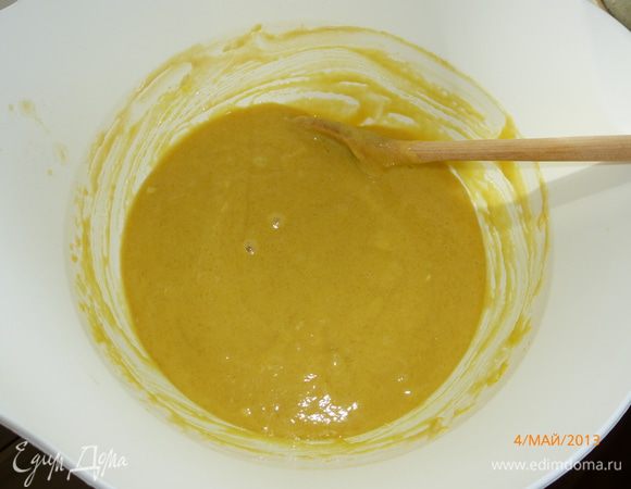 Добавляем 2 ст.л шафрановой воды. Про шафрановую воду я писала в рецепте пасхи www.edimdoma.ru/retsepty/54301-nezhnaya-zavarnaya-pasha-s-shafranom. Если коротко, заливаем нити шафрана 3 ст.л кипящей воды и оставляем настаиваться на полчаса, потом воду процеживаем и добавляем в тесто.