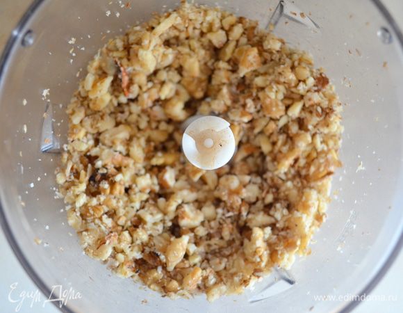 Орехи крупно изрубить в блендере или ножом 