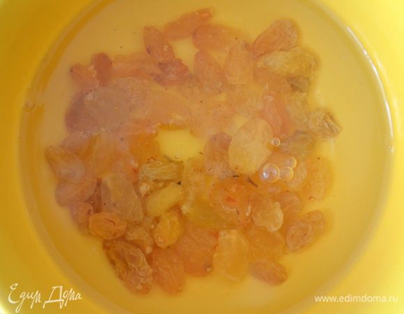 изюм промыть и залить кипятком. Оставить на 7-10 минут