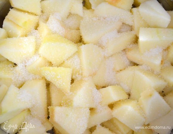 положить яблоки в сотейник, засыпать 1 ст ложкой сахара и потушить на среднем огне примерно 10 минут