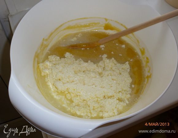 По рецепту дальше шло следующее. "Белки смешайте с размягченным маслом и взбейте получившуюся смесь в пену". Меня это насторожило, но решила от рецепта не уходить, и зря... В пену ничего не взбивалось... Масло хлопьями плавало в белках... В следующий раз белки буду взбивать отдельно, а масло растоплю и просто добавлю в тесто. Тем не менее, добавляем белки с масло к тесту, вымешиваем.