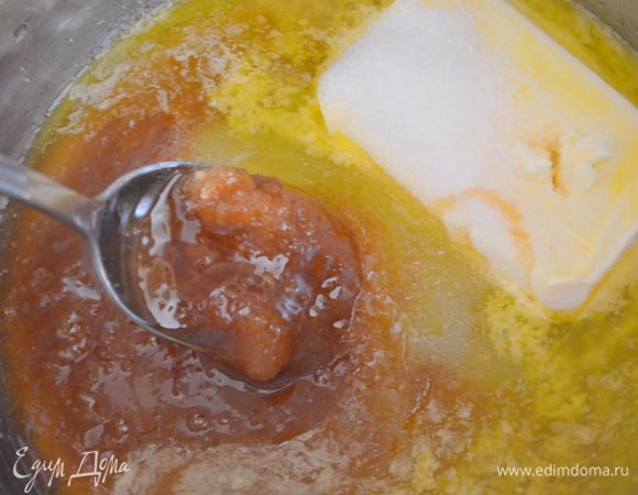 добавить оставшиеся 2 ст ложки сахара и мед и все растопить в жидкое состояние 