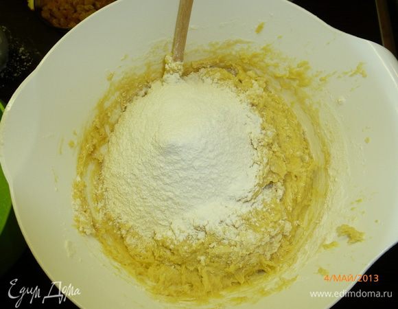 Просеиваем оставшуюся муку и замешиваем тесто.