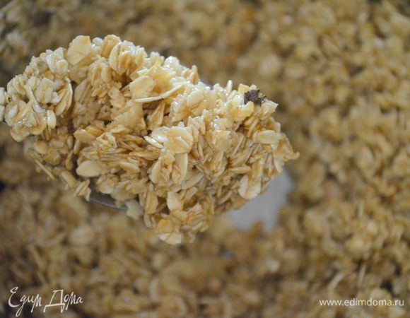 всыпаем овсяные хлопья и размешиваем, чтобы они все напитались жидкими ингредиентами. 