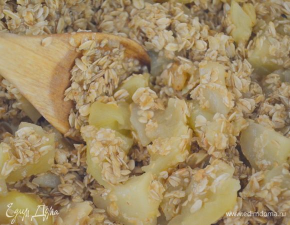 добавляем к овсяной массе яблочную массу и орехи, все размешиваем. 