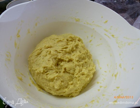 Тесто получается липкое, не пугайтесь этого и не торопитесь добавлять еще муки, когда оно настоится, липнуть уже не будет. Оставляем тесто на 1-1.5 часа, ждем когда оно опять увеличится в 2 раза.