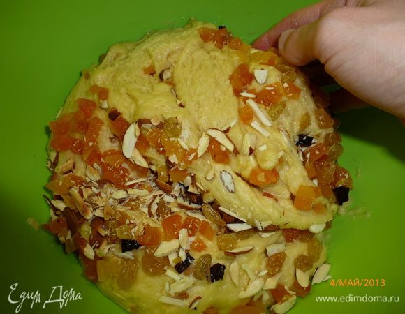 Когда тесто подошло, добавляем изюм, курагу, миндаль и хорошо вымешиваем тесто.  Теста получилось 2.6 кг. 