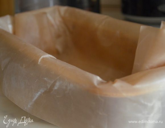 в прямоугольную форму выложить бумагу для выпечки, немного смазать маслом. 