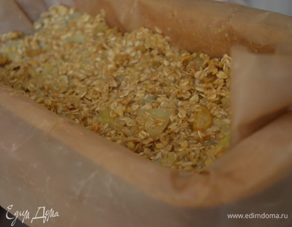 выкладываем в нее наше тесто, утрамбовываем 