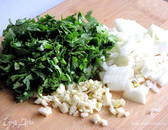 Пока тесто подходит, займемся начинкой.  Лук и чеснок очистить, измельчить. Кинзу вымыть, обсушить и мелко нарезать.
