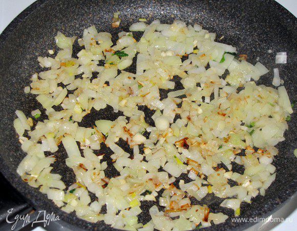 В сковородке разогреть масло, обжарить в нем лук и чеснок, 4 минуты.