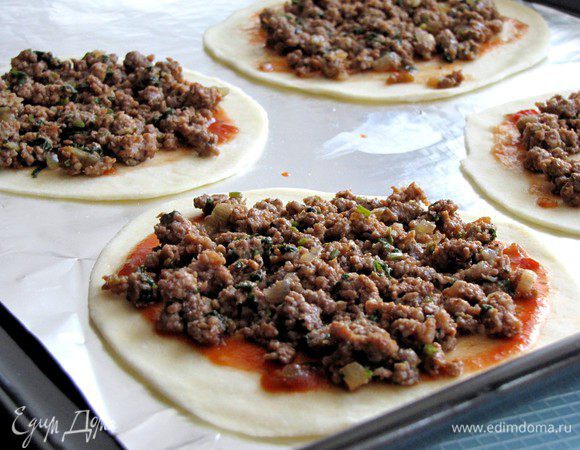 На лепешки выложить 2 ст. л начинки, равномерно распределить. 