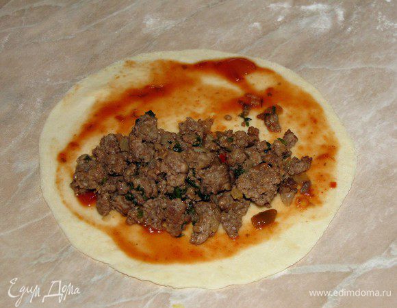 Вторую часть лепешек я сделала закрытыми. На половину раскатанного кружка, выложить начинку.