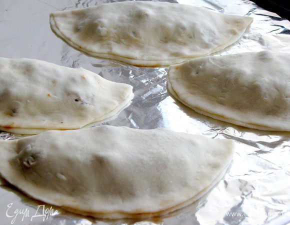 Выложить лепешки на противень. 