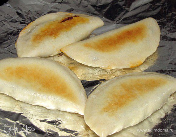 И те и другие лепешки выпекать в духовом шкафу при 200 град. примерно 10 минут.